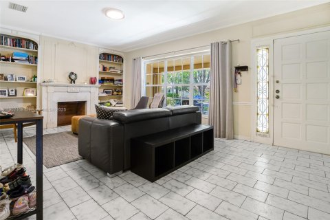 House in Miami, Florida 3 bedrooms, 180.14 sq.m. № 1953611 - photo 9