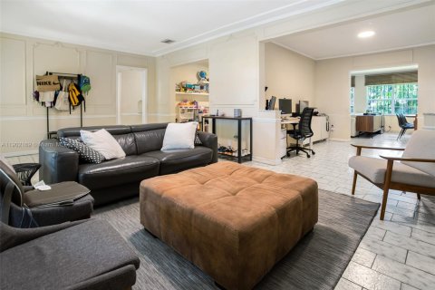 House in Miami, Florida 3 bedrooms, 180.14 sq.m. № 1953611 - photo 8