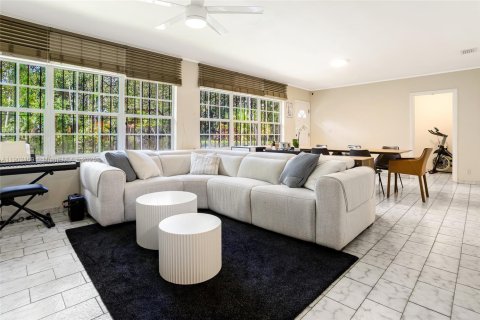 House in Miami, Florida 3 bedrooms, 180.14 sq.m. № 1953611 - photo 14