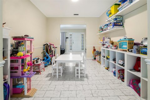 House in Miami, Florida 3 bedrooms, 180.14 sq.m. № 1953611 - photo 16