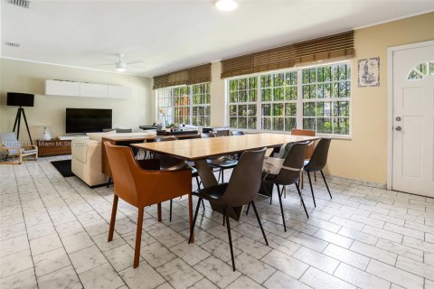 House in Miami, Florida 3 bedrooms, 180.14 sq.m. № 1953611 - photo 12