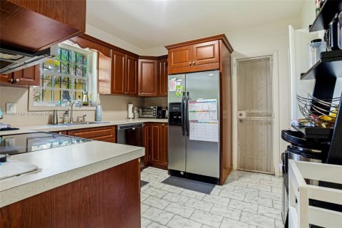 House in Miami, Florida 3 bedrooms, 180.14 sq.m. № 1953611 - photo 18