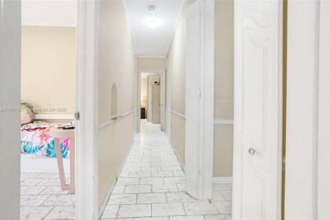 House in Miami, Florida 3 bedrooms, 180.14 sq.m. № 1953611 - photo 21