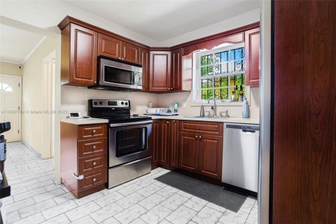 House in Miami, Florida 3 bedrooms, 180.14 sq.m. № 1953611 - photo 17