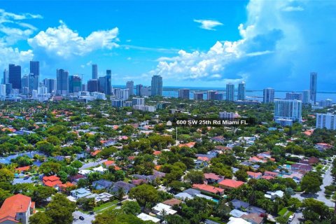 House in Miami, Florida 3 bedrooms, 180.14 sq.m. № 1953611 - photo 2