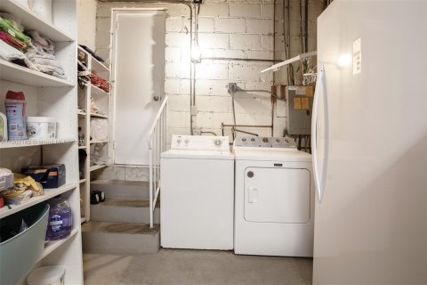 House in Miami, Florida 3 bedrooms, 180.14 sq.m. № 1953611 - photo 30