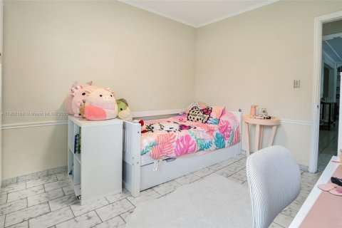 House in Miami, Florida 3 bedrooms, 180.14 sq.m. № 1953611 - photo 23