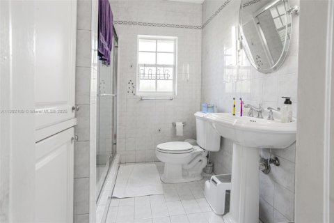 House in Miami, Florida 3 bedrooms, 180.14 sq.m. № 1953611 - photo 29