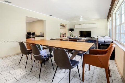 House in Miami, Florida 3 bedrooms, 180.14 sq.m. № 1953611 - photo 13