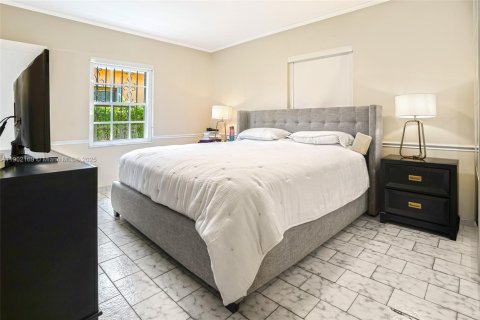 House in Miami, Florida 3 bedrooms, 180.14 sq.m. № 1953611 - photo 24