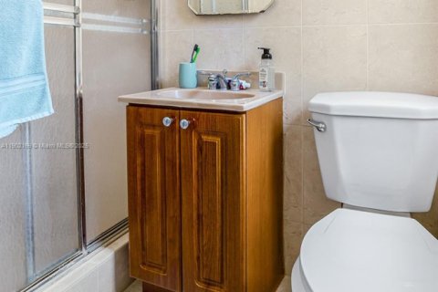 House in Miami, Florida 3 bedrooms, 180.14 sq.m. № 1953611 - photo 28