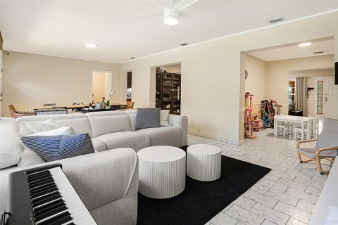 House in Miami, Florida 3 bedrooms, 180.14 sq.m. № 1953611 - photo 15