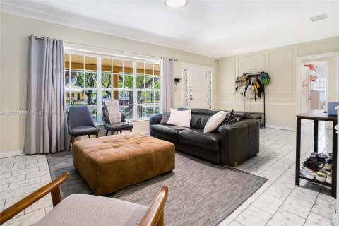 House in Miami, Florida 3 bedrooms, 180.14 sq.m. № 1953611 - photo 7