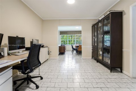 House in Miami, Florida 3 bedrooms, 180.14 sq.m. № 1953611 - photo 10