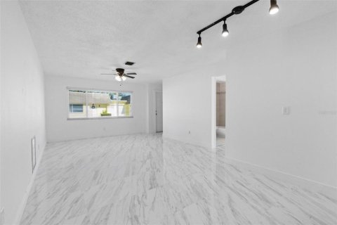 Casa en venta en Pinellas Park, Florida, 1 dormitorio, 83.8 m2 № 2217736 - foto 11