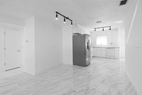 Casa en venta en Pinellas Park, Florida, 1 dormitorio, 83.8 m2 № 2217736 - foto 9