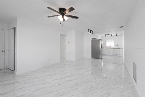 Casa en venta en Pinellas Park, Florida, 1 dormitorio, 83.8 m2 № 2217736 - foto 5