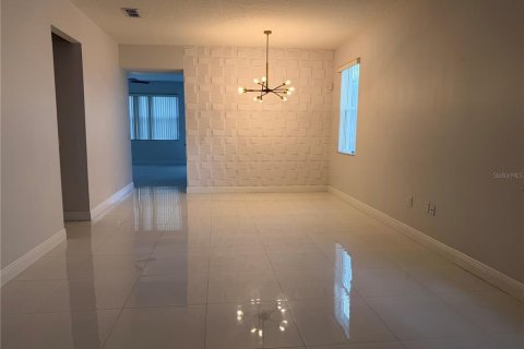 Villa ou maison à louer à Davenport, Floride: 4 chambres, 173.54 m2 № 2233799 - photo 2