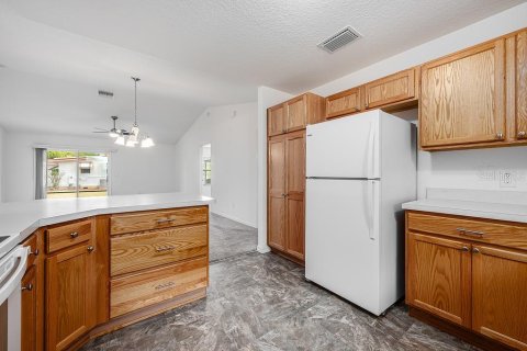 House in Lady Lake, Florida 3 bedrooms, 126.9 sq.m. № 1613761 - photo 7