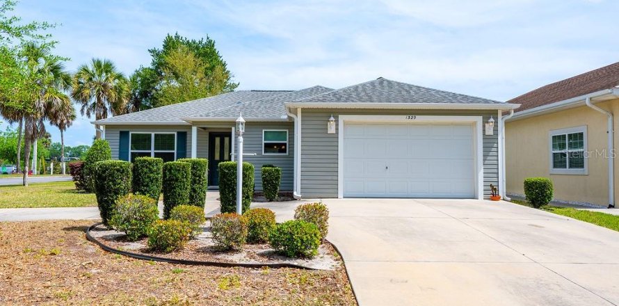 House in Lady Lake, Florida 3 bedrooms, 126.9 sq.m. № 1613761