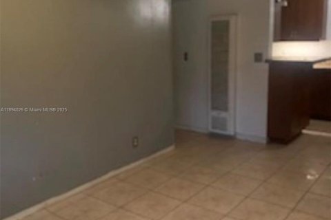 Villa ou maison à louer à Sunrise, Floride: 1 chambre, 57.69 m2 № 1945718 - photo 4