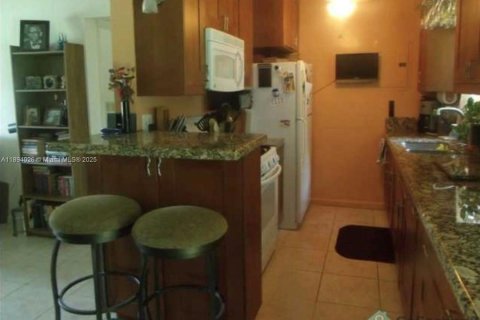 Villa ou maison à louer à Sunrise, Floride: 1 chambre, 57.69 m2 № 1945718 - photo 2