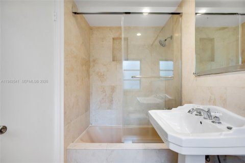 Condominio en alquiler en Bal Harbour, Florida, 1 dormitorio, 70.23 m2 № 2027570 - foto 18