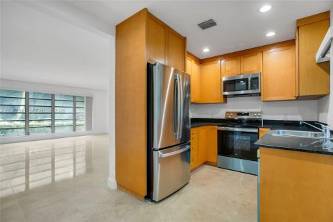Condominio en alquiler en Bal Harbour, Florida, 1 dormitorio, 70.23 m2 № 2027570 - foto 4