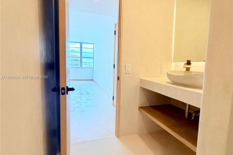 Condominio en alquiler en Miami Beach, Florida, 2 dormitorios, 81.75 m2 № 2034904 - foto 16