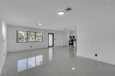 Villa ou maison à louer à Miami Gardens, Floride: 3 chambres, 133.97 m2 № 2168164 - photo 2