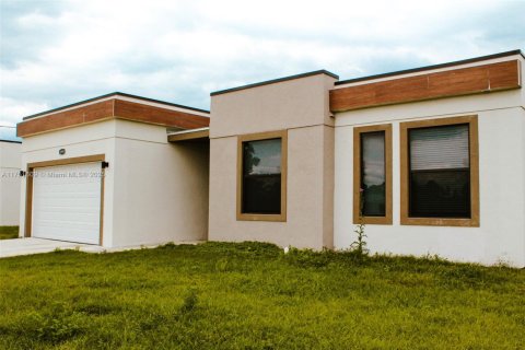 House in Lehigh Acres, Florida 3 bedrooms, 125.79 sq.m. № 1859921 - photo 24