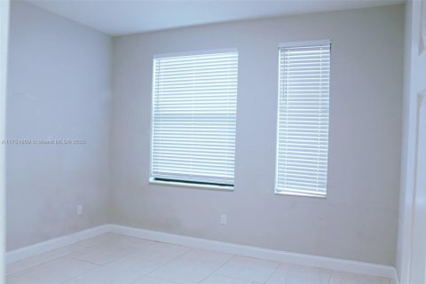 House in Lehigh Acres, Florida 3 bedrooms, 125.79 sq.m. № 1859921 - photo 12