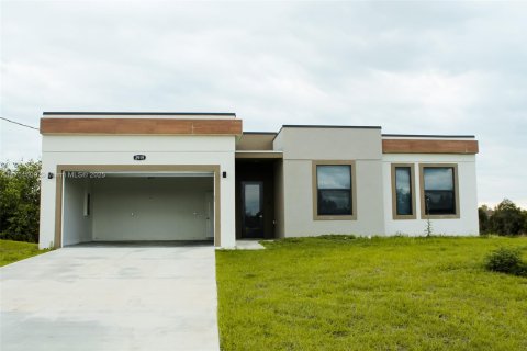 House in Lehigh Acres, Florida 3 bedrooms, 125.79 sq.m. № 1859921 - photo 1