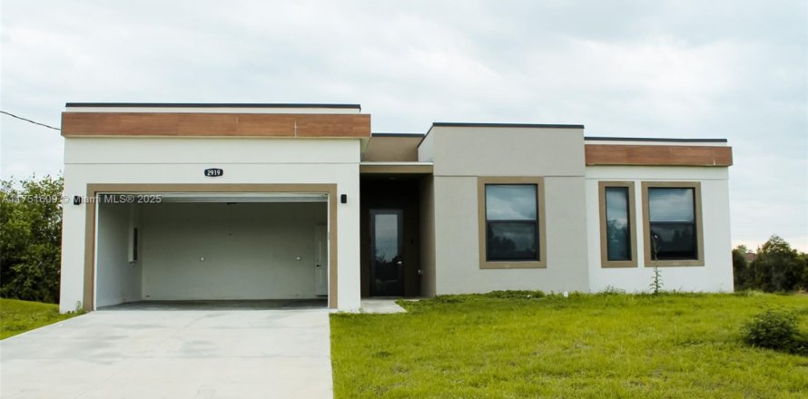House in Lehigh Acres, Florida 3 bedrooms, 125.79 sq.m. № 1859921