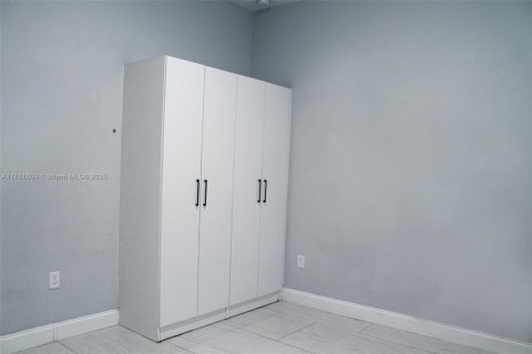 House in Lehigh Acres, Florida 3 bedrooms, 125.79 sq.m. № 1859921 - photo 13