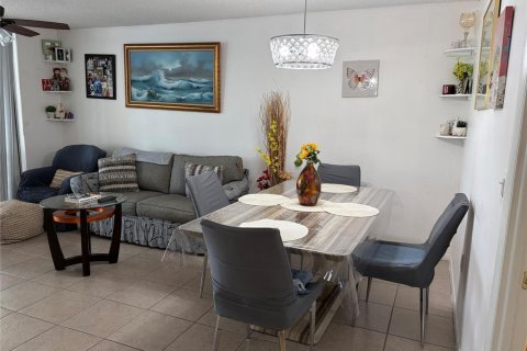 Condo in Tamarac, Florida, 2 bedrooms  № 2086918 - photo 12