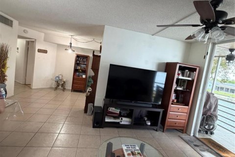 Condo in Tamarac, Florida, 2 bedrooms  № 2086918 - photo 14
