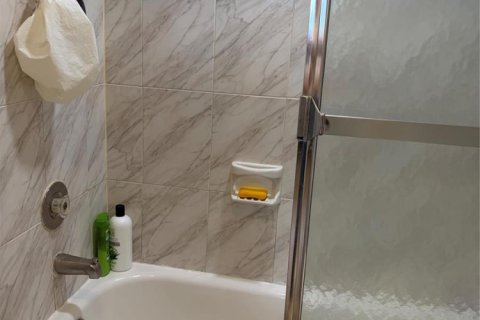 Condo in Tamarac, Florida, 2 bedrooms  № 2086918 - photo 19