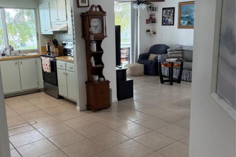 Condo in Tamarac, Florida, 2 bedrooms  № 2086918 - photo 5