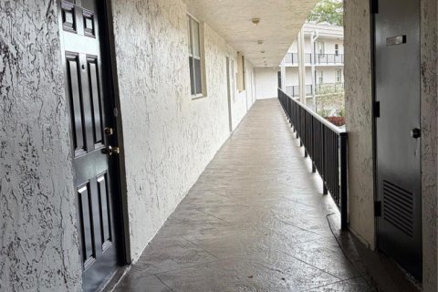 Condo in Tamarac, Florida, 2 bedrooms  № 2086918 - photo 2