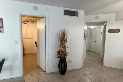 Condo in Tamarac, Florida, 2 bedrooms  № 2086918 - photo 10