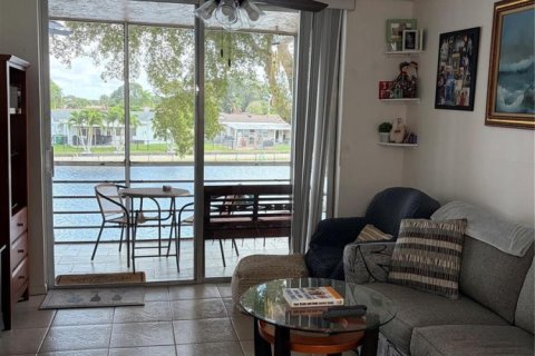 Condo in Tamarac, Florida, 2 bedrooms  № 2086918 - photo 9