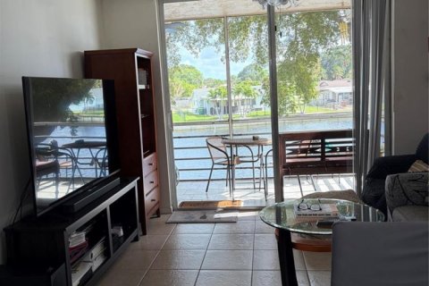 Condo in Tamarac, Florida, 2 bedrooms  № 2086918 - photo 13