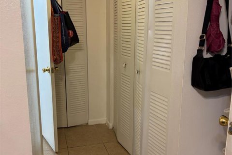 Condo in Tamarac, Florida, 2 bedrooms  № 2086918 - photo 25
