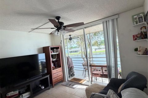 Condo in Tamarac, Florida, 2 bedrooms  № 2086918 - photo 15