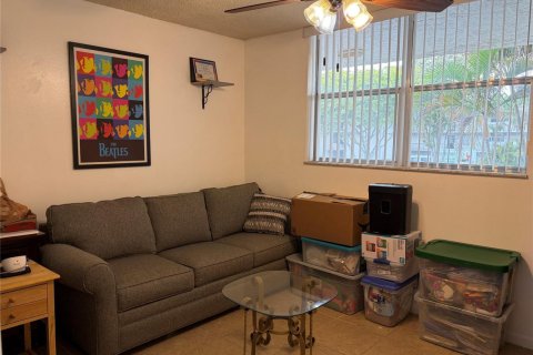 Condo in Tamarac, Florida, 2 bedrooms  № 2086918 - photo 24
