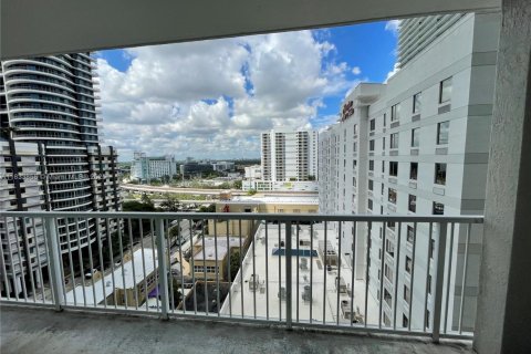 Condo in Miami, Florida, 1 bedroom  № 1814795 - photo 15