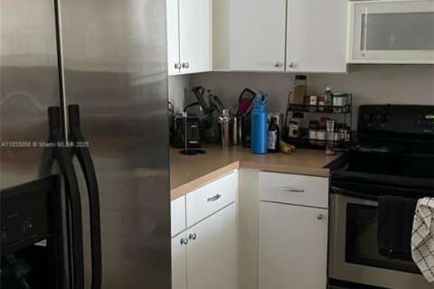 Condo in Miami, Florida, 1 bedroom  № 1814795 - photo 2