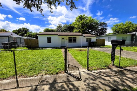 Villa ou maison à North Miami, Floride 4 chambres, 151.8 m2 № 2390000