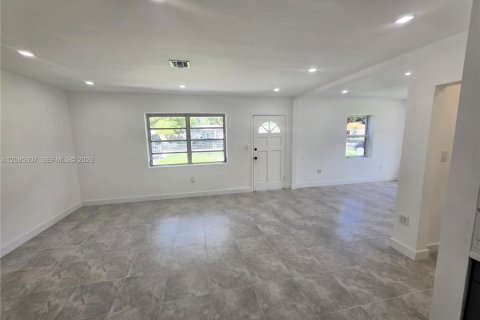 Villa ou maison à louer à North Miami, Floride: 4 chambres, 151.8 m2 № 2390000 - photo 16